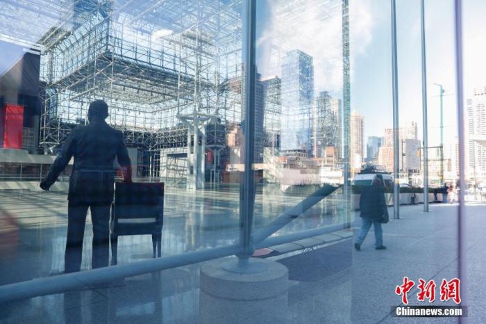 当地时间3月24日,民众走过美国纽约贾维茨中心。纽约州长科默23日表示,已授权美国陆军工程兵团建设贾维茨中心临时医疗点,将在一周到10天左右结束施工,建成容纳1000张病床的临时医疗点,可能接收新冠肺炎轻症患者。<a target='_blank' href='http://www.chinanews.com/'>中新社</a>记者 廖攀 摄 当地时间3月24日,民众走过美国纽约贾维茨中心。纽约州长科默23日表示,已授权美国陆军工程兵团建设贾维茨中心临时医疗点,将在一周到10天左右结束施工,建成容纳1000张病床的临时医疗点,可能接收新冠肺炎轻症患者。<a target='_blank' href='http://www.chinanews.com/'>中新社</a>记者 廖攀 摄